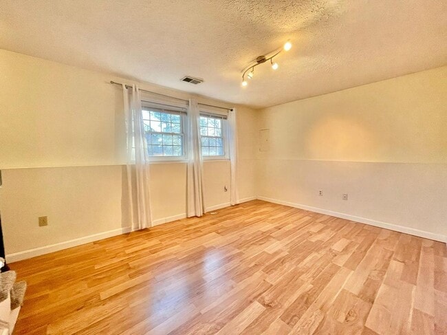 Building Photo - 83 Derryfield Ct