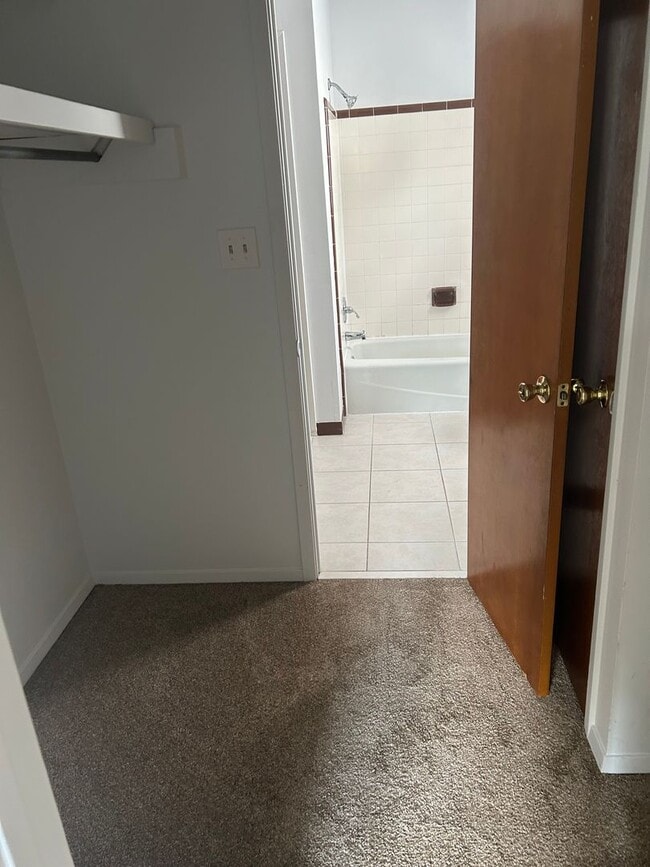 Building Photo - 2 Bedroom/ 1.5 Bath Townhome w/ Washer & Dryer Connection