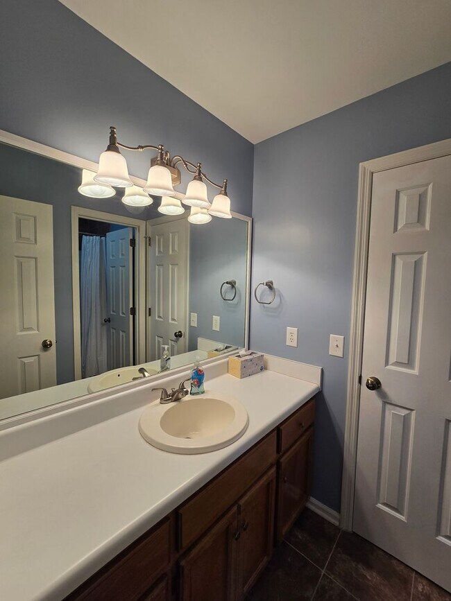 Building Photo - MOVE-IN SPECIAL!! $250 OFF First Month