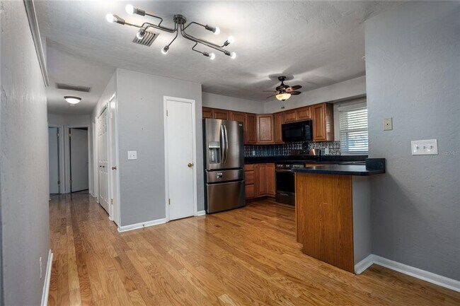 Building Photo - 7604 SW 56th Ave