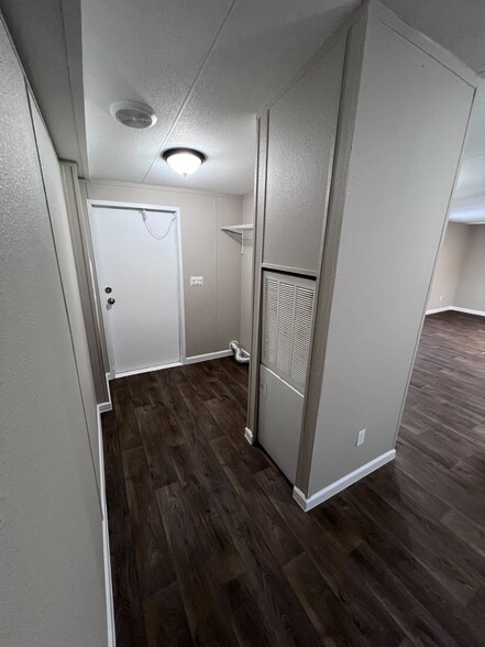 Building Photo - 215 Comanche Trail