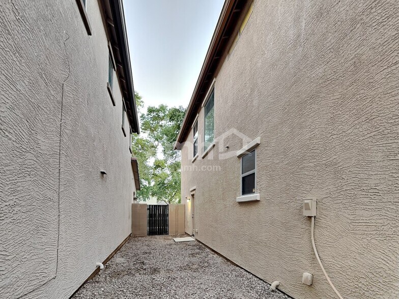 Building Photo - 3927 S Napa Ln