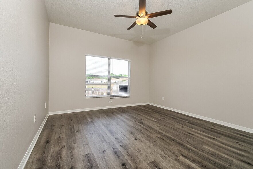 Building Photo - 748 Star Pointe Dr