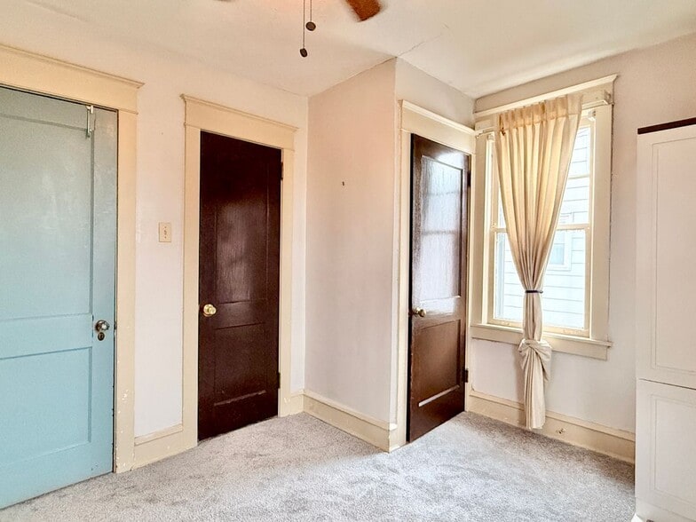 Building Photo - 7041 Harvey Ave