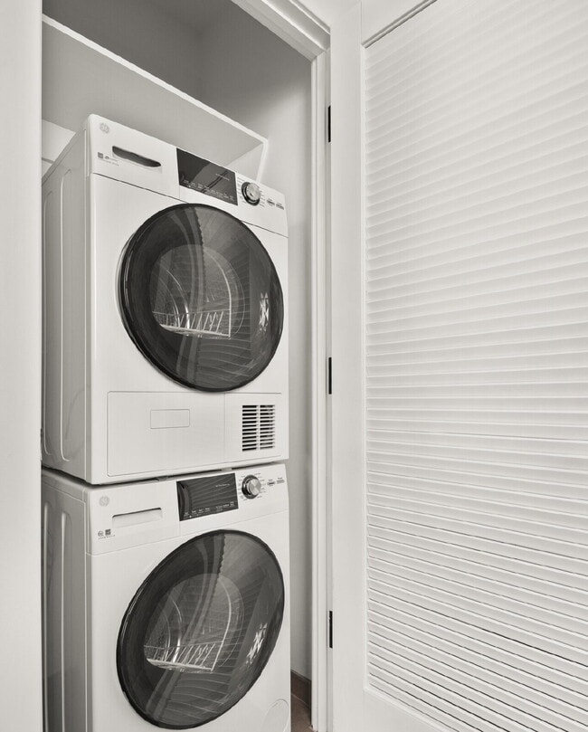 Building Photo - Beautifully Remodeled 1BD/1BA Condo – Pet ...