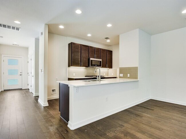 Building Photo - 6800 Menchaca Rd