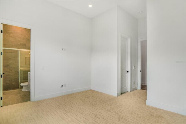 Building Photo - 15023 Pendio Dr