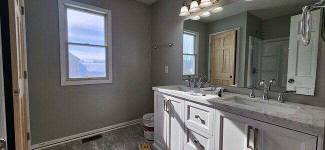 Building Photo - 431 Wheatfield Dr