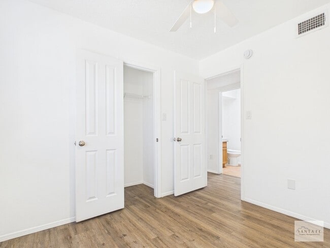 Building Photo - Single Family Home Available Now!