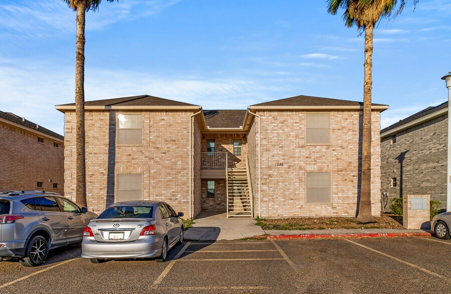 Building Photo - 1523 Oasis Ave