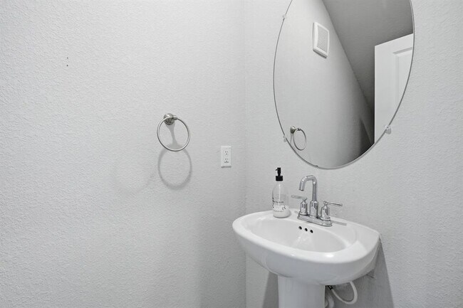 Building Photo - 514 Sun Grv Trl