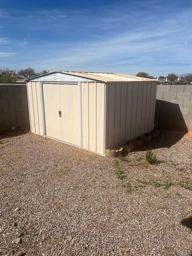 Building Photo - NICE 3 BEDROOM IN RITA RANCH WITH GREAT FL...