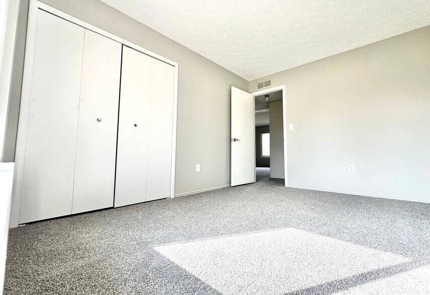 Building Photo - 537 Randall Dr