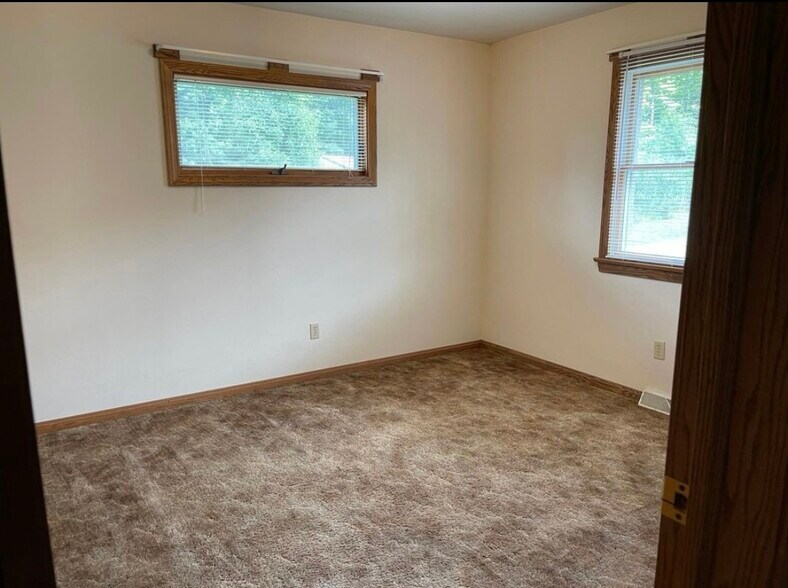 Building Photo - 5203 W Ridge Rd