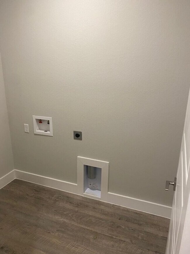 Building Photo - 4/2.5/2 - GREAT LOCATION near downtown and...