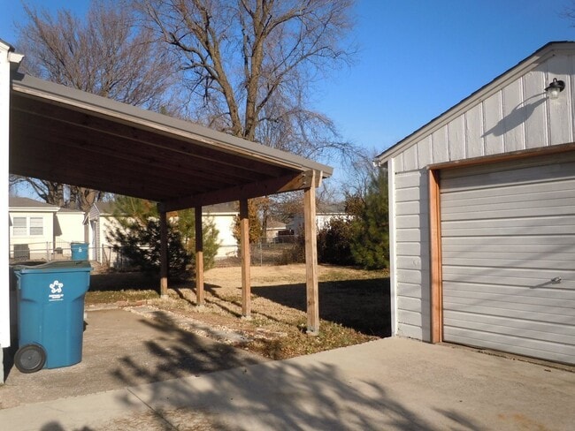 Building Photo - Cute Two Bedroom Cottage with Garage!