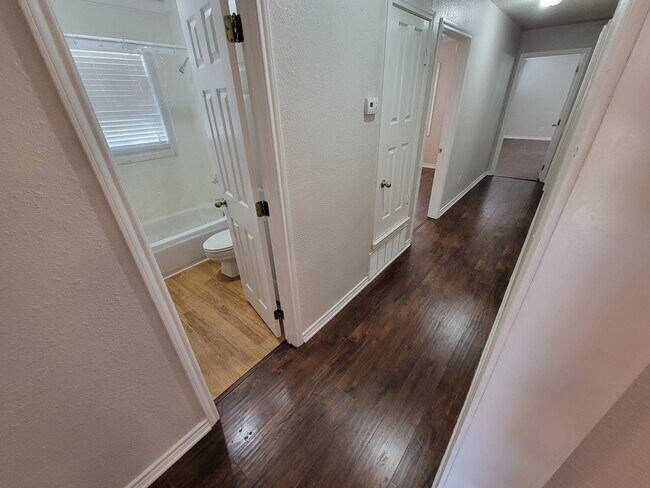 Building Photo - 900 N 8th St