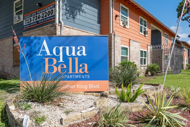 Building Photo - Aqua Bella