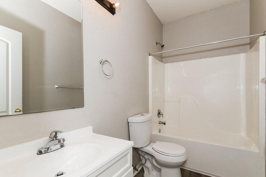 Building Photo - 5810 Long Lake Ln.