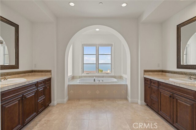 Building Photo - 30 Surfspray Bluff