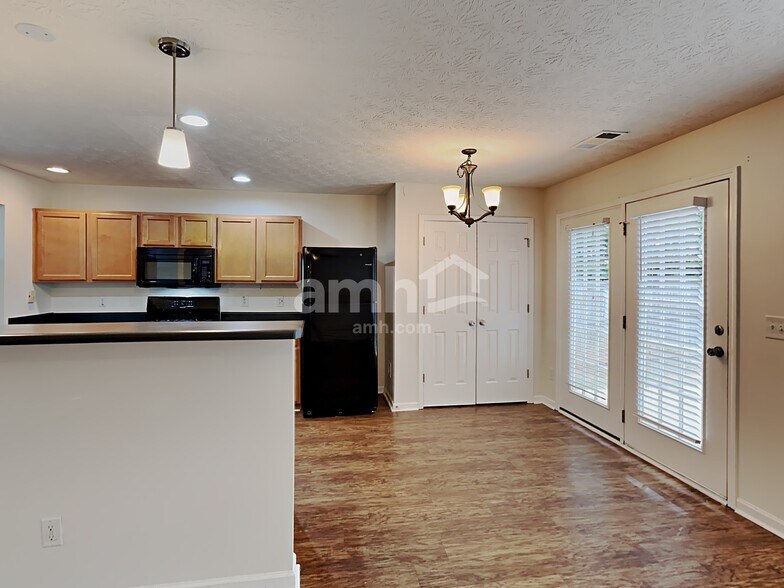 Building Photo - 307 Meadows Ln