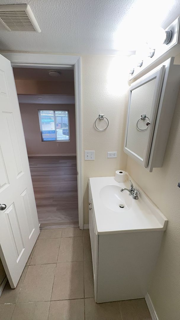 Building Photo - Regency Cove 55+ Gated Community - 2 bedroom won't last long, come See!!