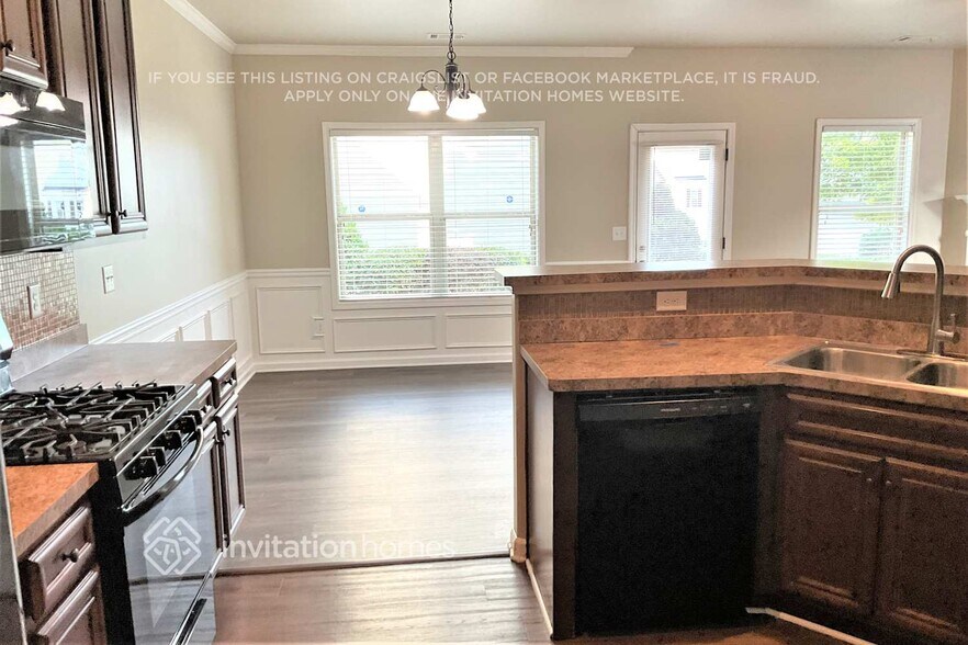 Building Photo - 3887 Lake Manor Way