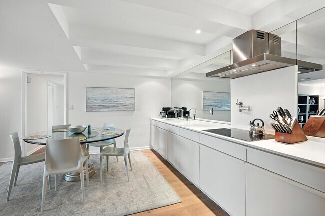 Building Photo - 3951 Gulf Shore Blvd N