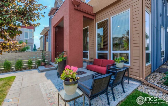 Building Photo - Discover this 3-bedroom, 2.5-bath townhome in Louisville!