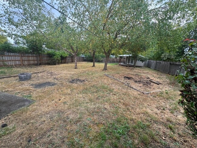 Building Photo - 3+ Bedroom House in Friendly Area