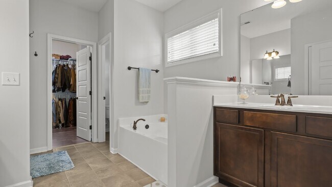 Building Photo - Towne Pointe