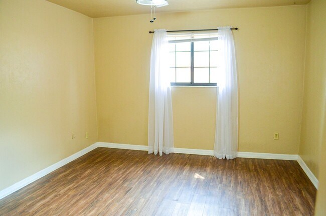 Building Photo - FIRST MONTH FREE! Rockwood Villas 3 bedroom 3 bath