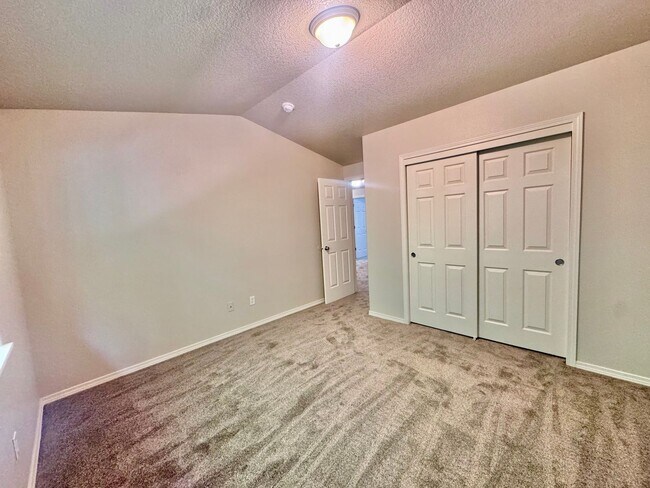 Building Photo - EZ living, Private Townhome setting Central Vancouver