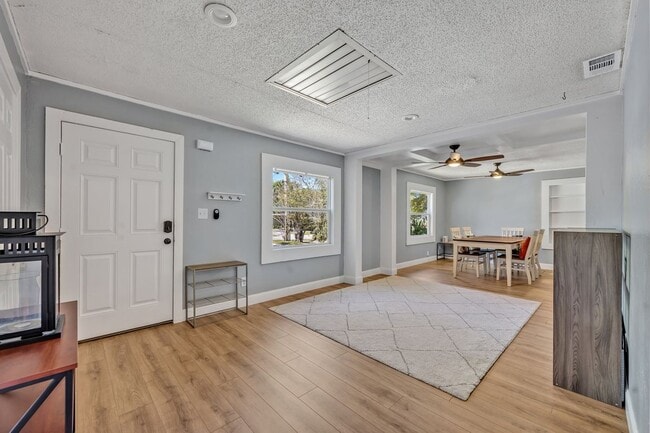Building Photo - 525 S Crystal Lake Dr