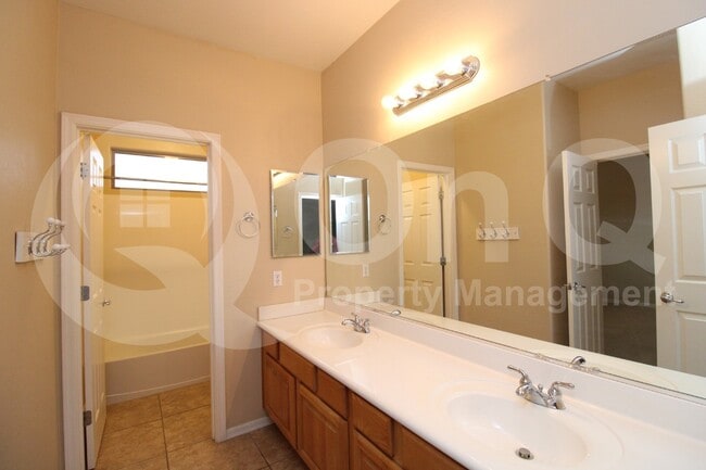 Building Photo - 3951 E Ravenswood Dr
