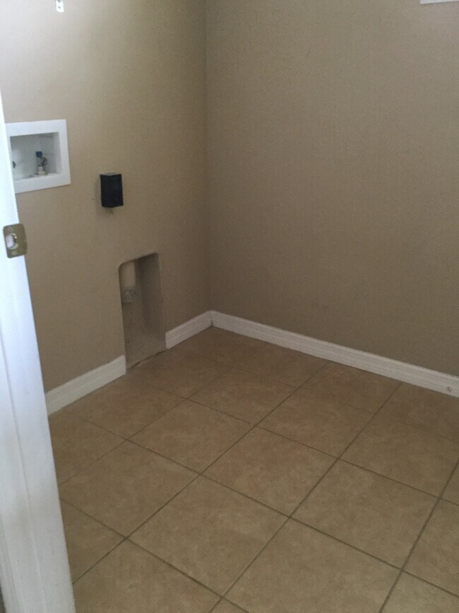 Building Photo - BRISTOL ESTATES 4 BEDRROM, 4 BATHROOMS, 3 CAR GARAGE HOUSE