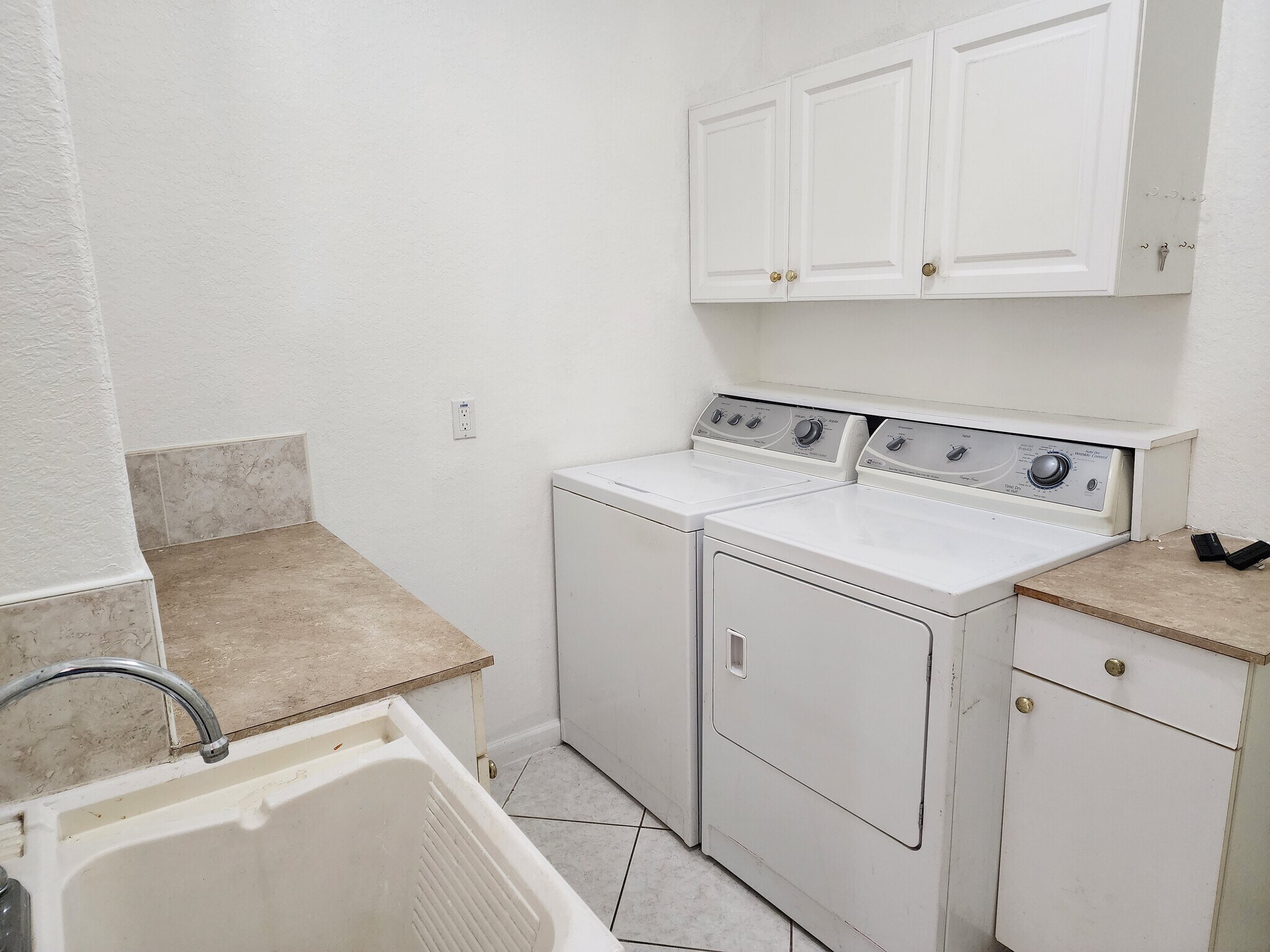 Building Photo - 223 Golf Aire Blvd