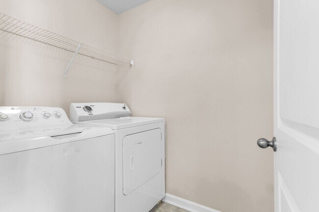 Building Photo - Convenient Location with Modern Amenities