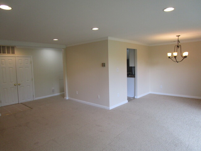 Building Photo - Updated 2 Bedroom Lower Level Condo in Tem...