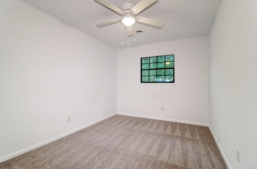 Building Photo - 1618 Poinsettia Rd