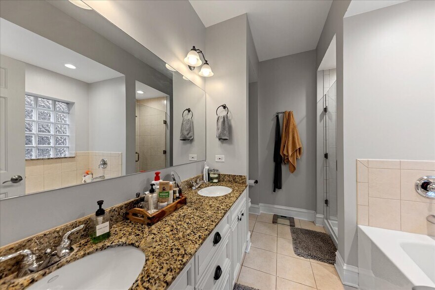 Building Photo - 4226 N Ashland Ave