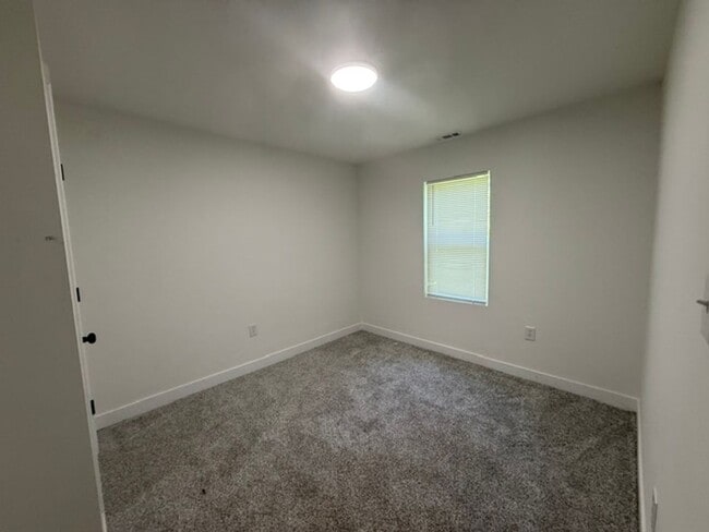 Building Photo - New Listing-Super cute newly renovated 3 BDRM