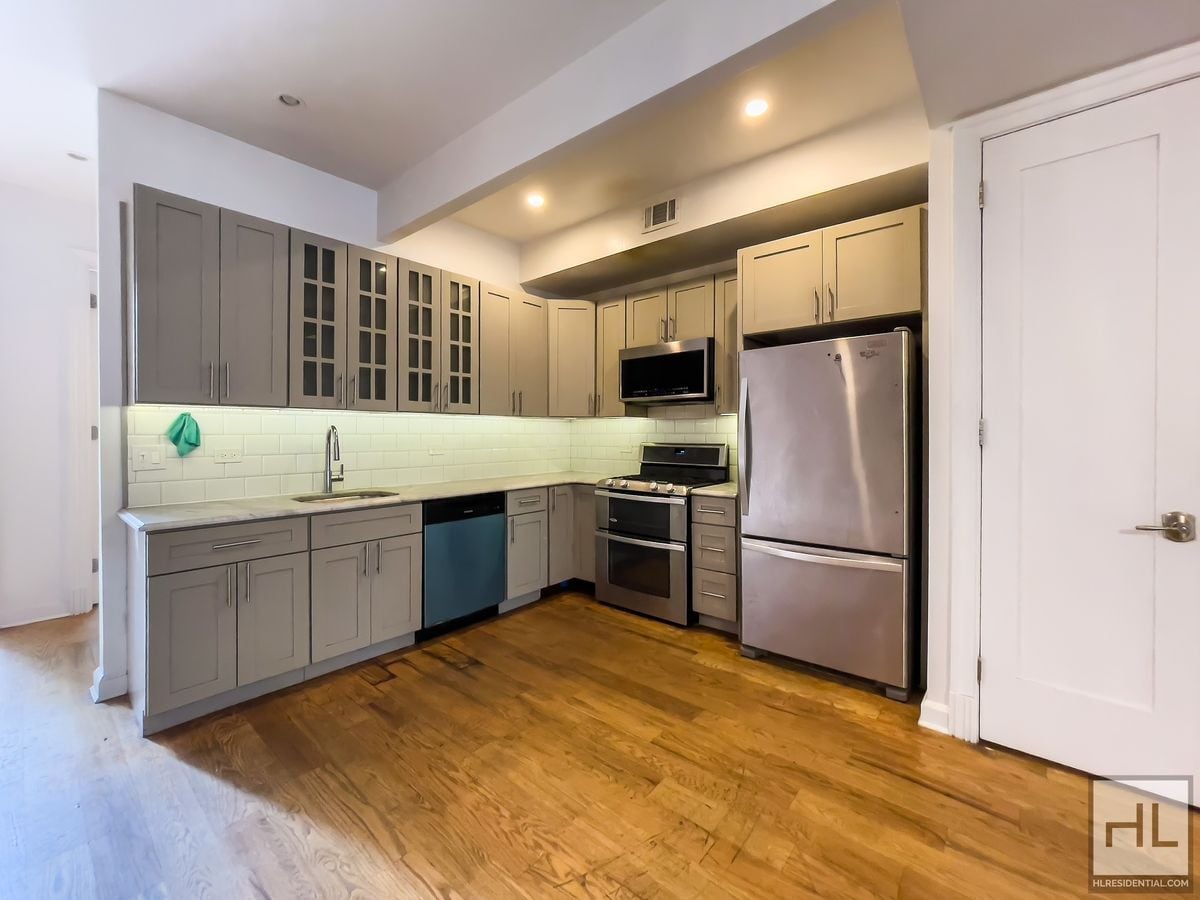 Building Photo - EASTERN PARKWAY / Spacious 4-Bed, 3-Bath D...