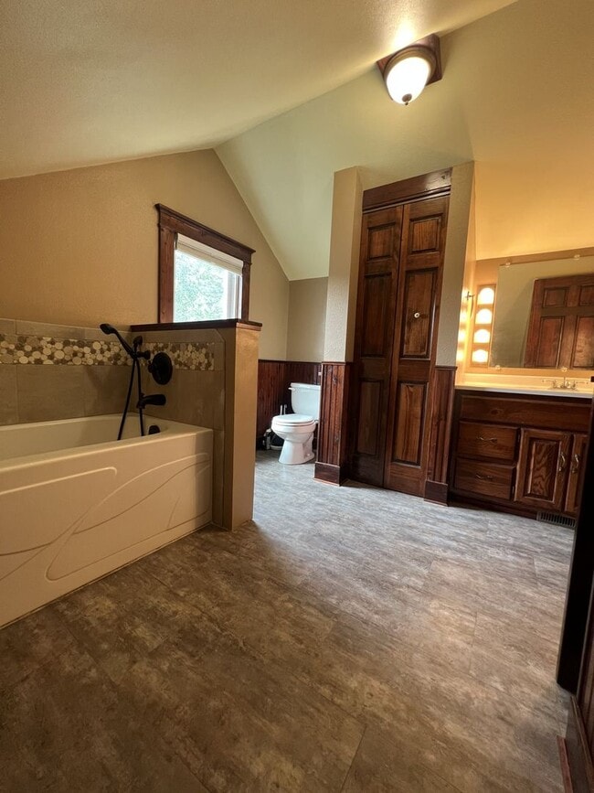 Building Photo - Spacious 4 Bedroom, 2 Bathroom Home