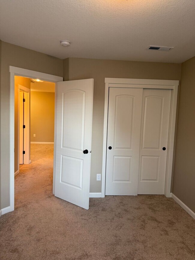 Building Photo - Beautiful 3 Bedroom House with High Ceilin...