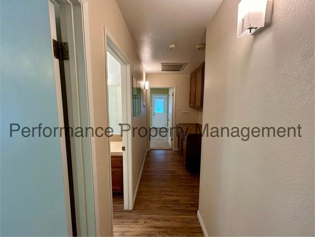Building Photo - Spacious 4 Bed/3 Bath Home in Campus Park ...