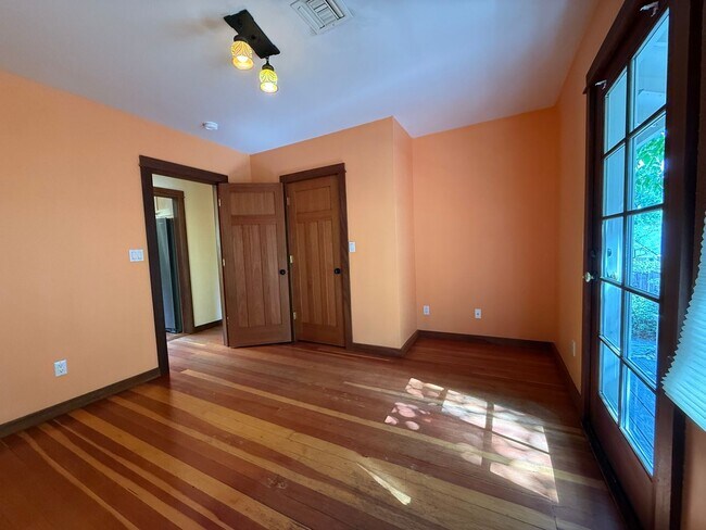 Building Photo - Craftsman home near Downtown Ashland | Ava...