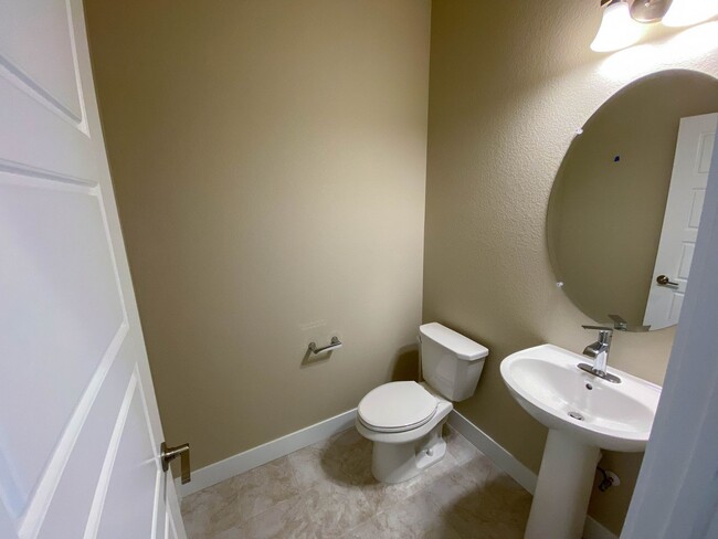 Building Photo - Stunning 4-Bedroom Duplex in Desirable Alp...