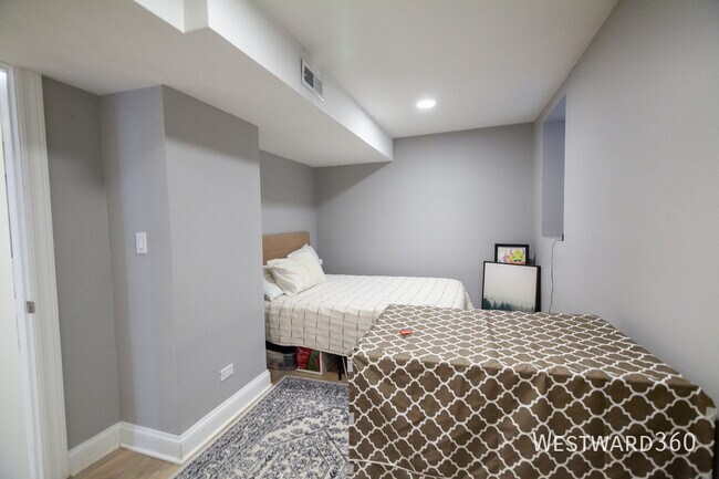 Building Photo - 1924 N Honore St