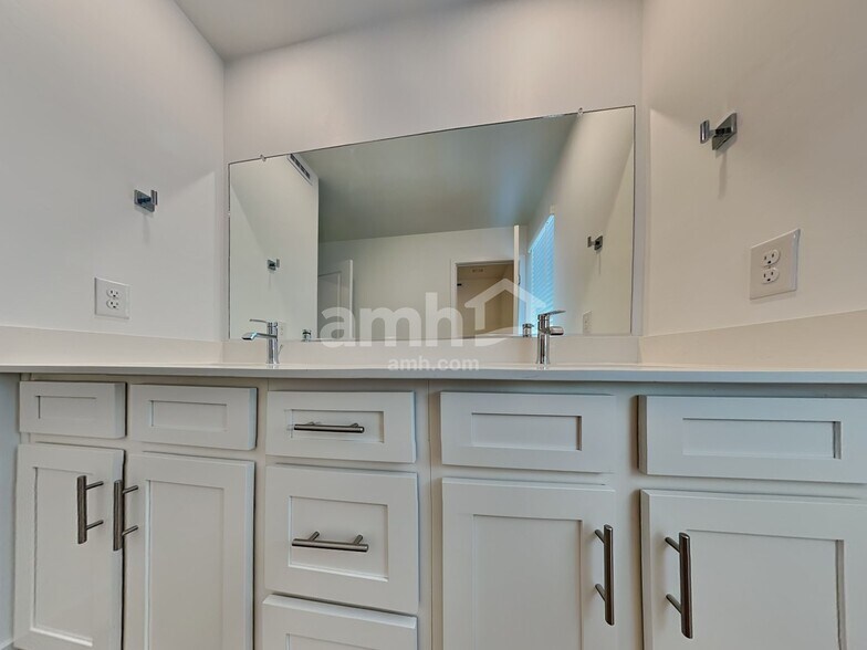 Building Photo - 9635 Harkes Dr